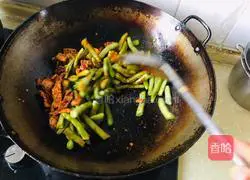 Illustration of how to make steamed beans and braised noodles 8