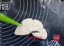 Illustration of making multigrain lotus leaf cake 10