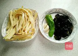 How to stir-fry yuba with black fungus Practice illustration 1