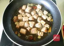 Illustration of how to make beef, tomato and sweet potato soup 14