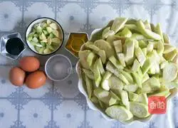 Illustration of how to make autumn healthy loofah and egg drop soup 1