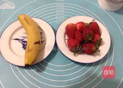 Illustration of how to make banana and strawberry milkshake 1