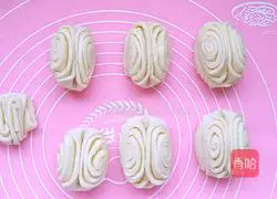 Illustration of how to make milk-flavored flower rolls 11