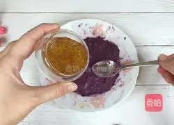Illustration of how to make red date yogurt and purple sweet potato cake 4