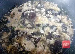 Illustration of making fungus and egg soup 11