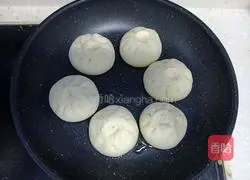 Illustration of how to make fried celery and fresh meat buns 13