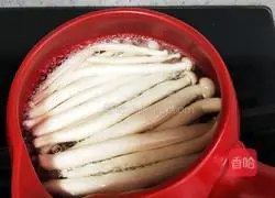 Illustration of how to make mushroom and shrimp soup 10