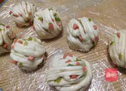 Illustration of how to make scallions and ham rolls 11