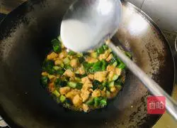 Illustration of how to make fried cucumber and diced chicken 5
