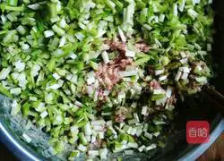 Illustration of how to make mutton and leek dumplings 8