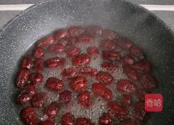 Illustration of how to make red date ice drink 3