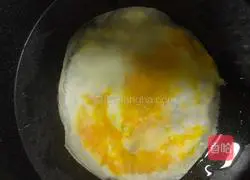 Illustration of how to wrap eggs in spring cakes 4