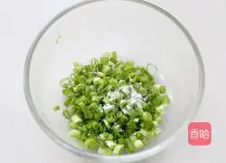 Illustration of how to make spiced ham and scallion rolls 3