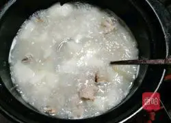 Illustration of how to make mussels, ribs and yam soup 9