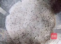 Illustration of how to make black corn rose milk drink 11