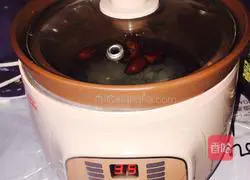 Illustration of Tremella, Snow Pear and Lotus Seed Soup 12