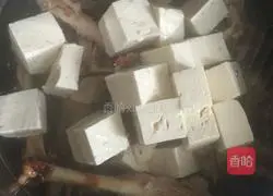 Illustration of how to make duck tofu soup 2