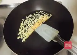 Illustration of how to make crispy egg rolls 5