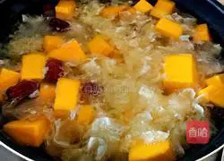 Illustration of how to make pumpkin, red dates and white fungus soup 3
