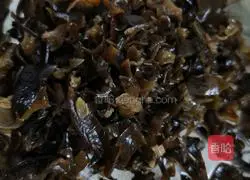 Illustration of how to make leek, fungus, and egg dumplings 1