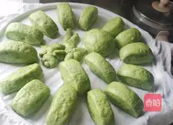 Illustration of how to make spinach steamed buns 8