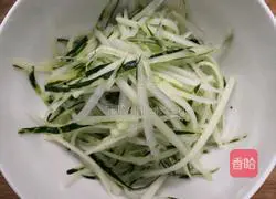 Illustration of how to make cold wolfberry and cucumber 3