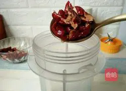 Illustration of how to make red date milkshake 4 