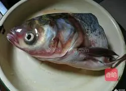 Illustration of how to make steamed fish head with chopped pepper 1