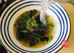 Illustration of how to make chicken wontons in clear soup 10