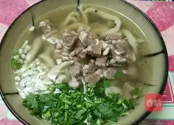 Illustration of how to make beef noodles in clear soup 12