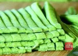 Illustration of how to make raw spinach noodles 7