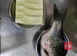 Illustration of how to make crucian carp tofu soup 1