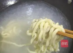 Illustration of how to make hand-pulled noodles 8