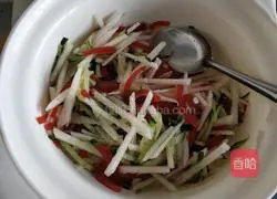Illustration of how to mix fruits and vegetables with three shredded vegetables 4