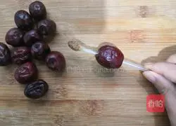 Peach gum red date lily Illustration of how to make soup 5