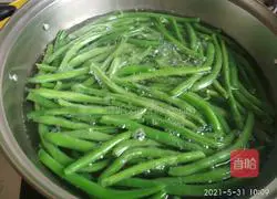 Illustration of how to make silkless kidney bean and pork dumplings 9