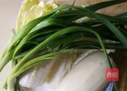 Illustration of how to make cabbage and lotus root dumplings 1