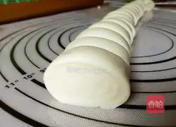 Illustration of how to make milk-flavored steamed buns 11