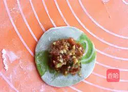 Illustration of how to make dumplings stuffed with luffa and meat filling 15
