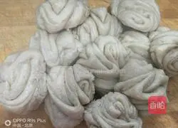 Illustration of how to make chicken oil, salt and pepper soba noodle rolls 11