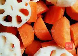 Illustration of how to make carrot and lotus root slices tube bone soup 7