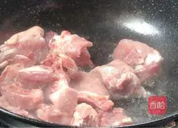 Illustration of how to make tomato pork ribs pot 7