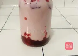 Illustration of how to make strawberry milk 11