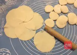 Illustration of how to make leek dumplings 9