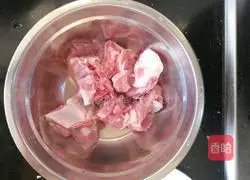 Illustration of how to make braised pork ribs, beans and noodles 1