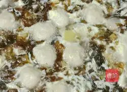 Illustration of how to make seaweed, meatball and egg drop soup 9