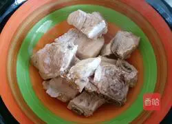 Illustration of how to make braised pork ribs and beans with noodles 2