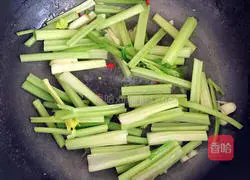 Illustration of how to make fried beef with celery 7
