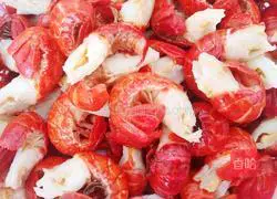 Illustration of how to make spicy crayfish for midnight snack 2