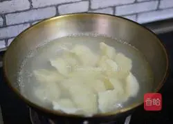 Illustration of making dumplings stuffed with pickled cabbage and pork stuffing 10